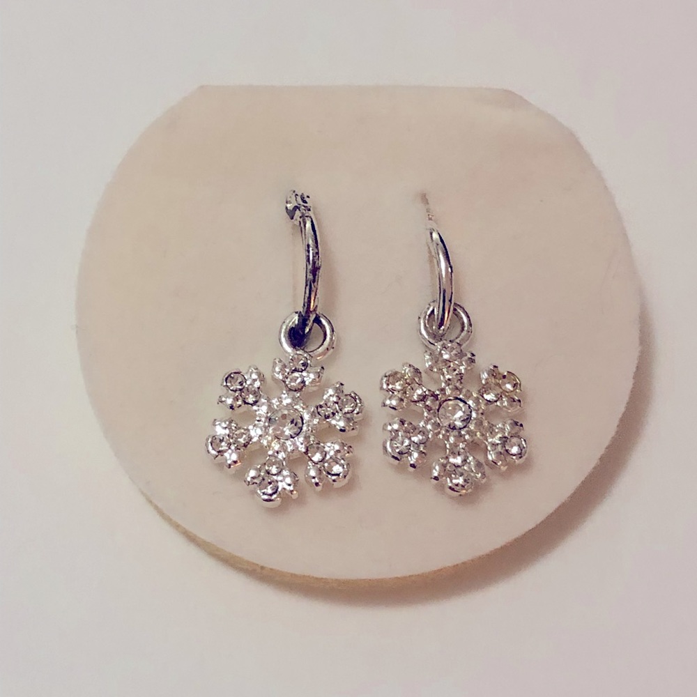 Vintage Snow Flake Earrings - Picture 4 of 4